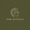 Logo marki Paw Rituals na oliwkowozielonym tle. Paw Rituals tworzy naturalne kosmetyki premium dla psów, w tym szampony, pielęgnację łap i nosa oraz limitowane kolekcje inspirowane miłością do psów i natury.