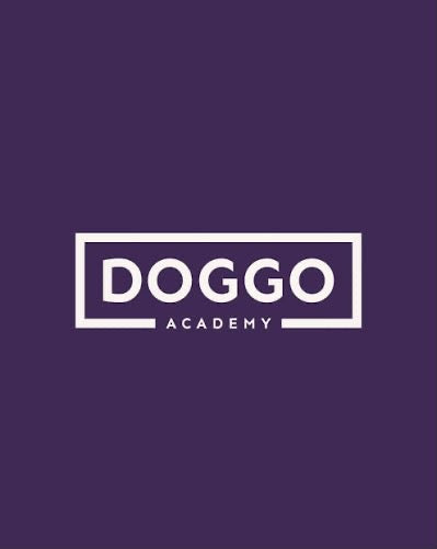 Logo DOGGO Academy z białym napisem w prostokątnej ramce na ciemnofioletowym tle – partner marki Paw Rituals.